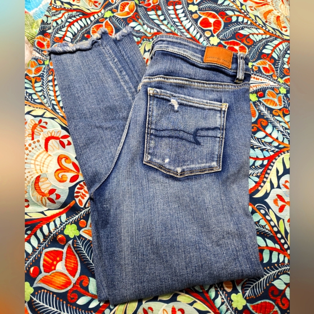 American Eagle distressed front high rise jegging. 10 short